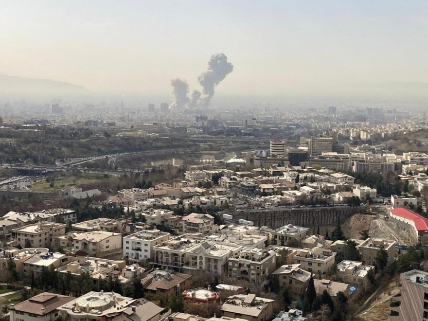 Una columna de humo emerge del centro de Teherán tras un ataque israelí este sábado.