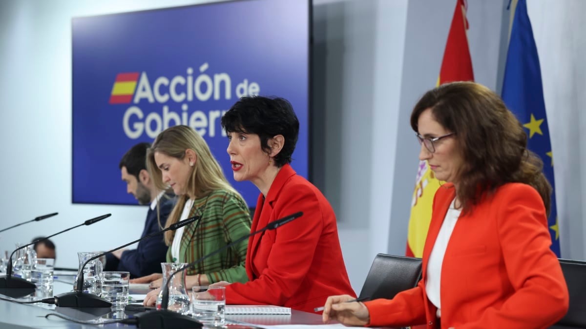 MADRID, 10/02/2026.- La ministra de Inclusión, Seguridad Social, Migraciones y Portavoz del gobierno, Elma Saiz (2d)durante su intervención en la rueda de prensa posterior a la reunión del Consejo de Ministros este martes en Moncloa. Junto a ella, comparecen el ministro de Derechos Sociales, Consumo y Agenda 2030. Pablo Bustinduy; la vicepresidenta tercera y ministra para la Transición Ecológica y el Reto Demográfico; Sara Aagesen y la ministra de Sanidad, Mónica García. EFE/ Kiko Huesca