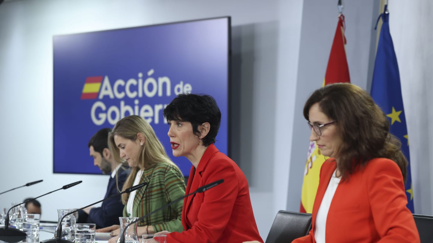 Moncloa también evita la autocrítica y sortea los reproches de González: "La suya es una voz más en el PSOE"
