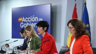 Moncloa también evita la autocrítica y sortea los reproches de Felipe González: "La suya es una voz más en el PSOE"