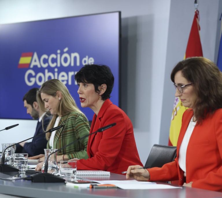 Moncloa también evita la autocrítica y sortea los reproches de Felipe González: "La suya es una voz más en el PSOE"