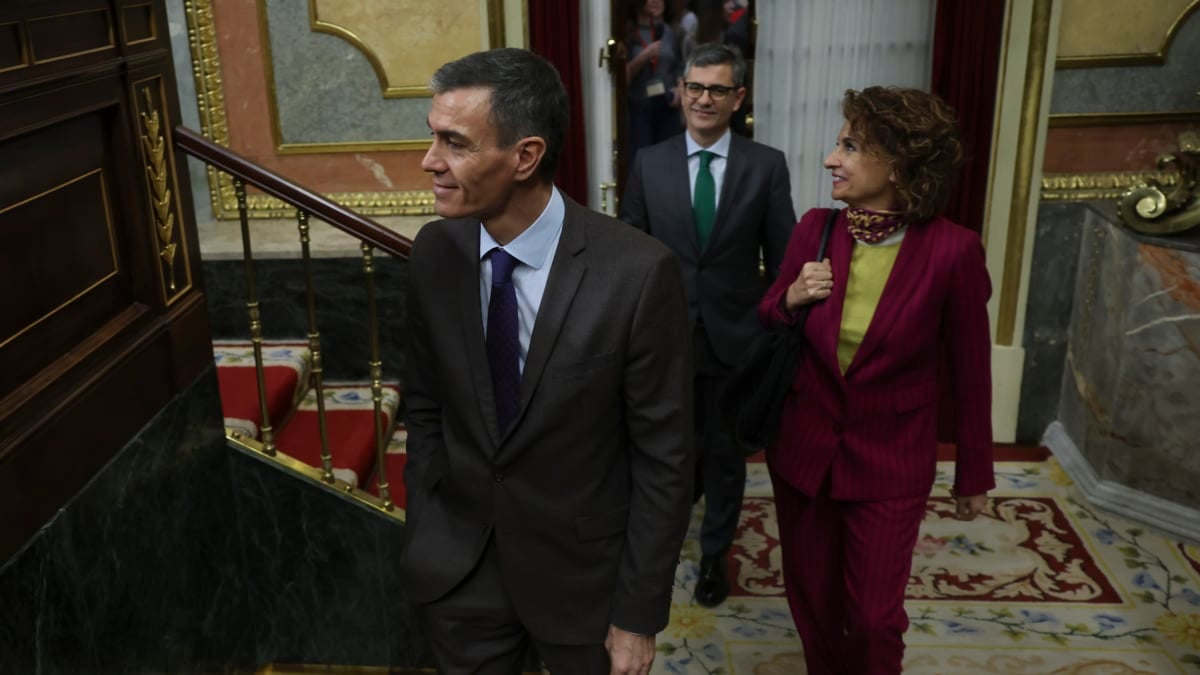 MADRID, 26/02/2026.- El presidente del Gobierno, Pedro Sánchez, la vicepresidenta María Jesús Montero y el ministro de Presidencia, Félix Bolaños (detrás) a su llegada este jueves al pleno del Congreso. EFE/ Kiko Huesca