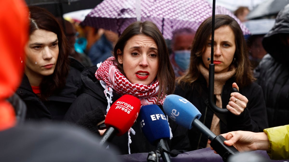 MADRID, 01/02/2026.- La eurodiputada de Podemos Irene montero se dirige a los medios de comunicación en la manifestación contra el genocidio en Gaza y para reclamar el embargo de armas a Israel, que discurre desde Atocha hasta inmediaciones del Ministerio de Asuntos Exteriores, este domingo en Madrid. EFE/Rodrigo Jiménez