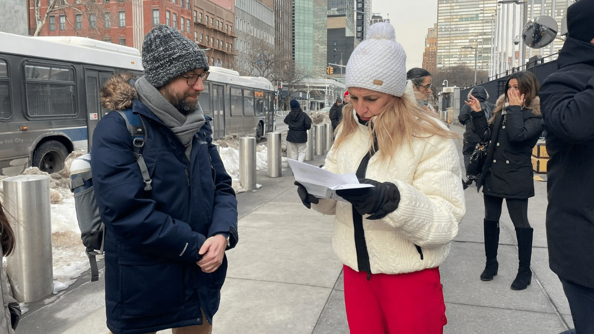 Yolanda Díaz lee la carta entregada por el representante de los trabajadores de EFE en Estados Unidos, el pasado viernes en Nueva York.