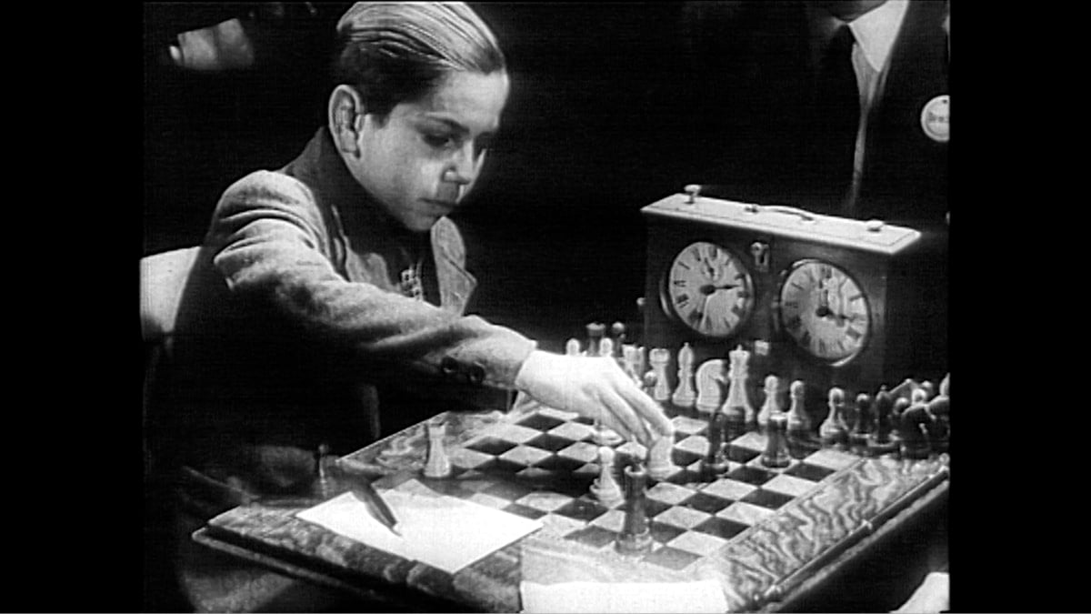El joven prodigio jugando una partida de ajedrez