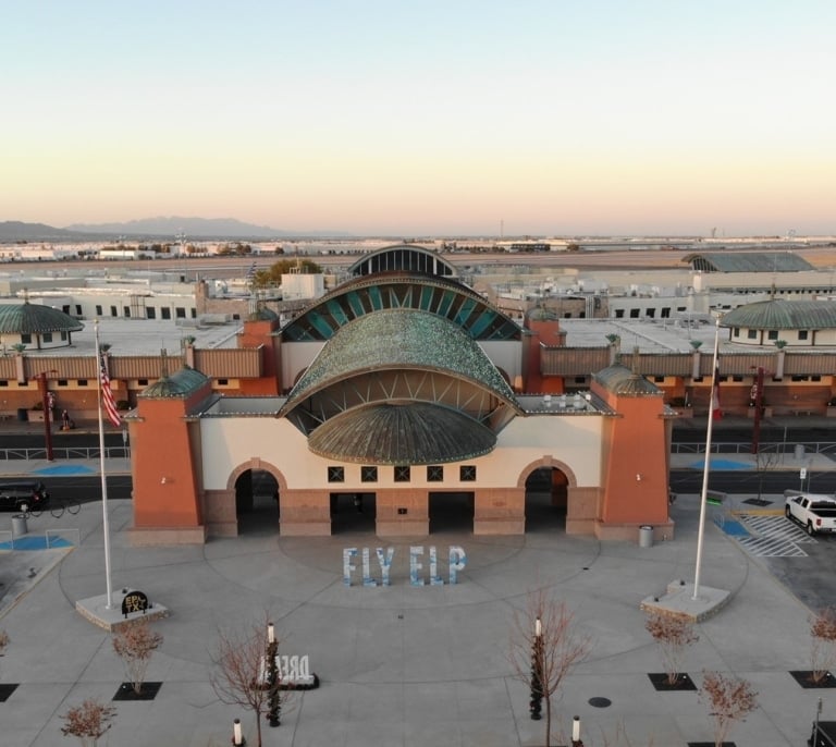 ¿Drones de los cárteles o una prueba militar? Choque de versiones oficiales tras el cierre del espacio aéreo estadounidense en El Paso