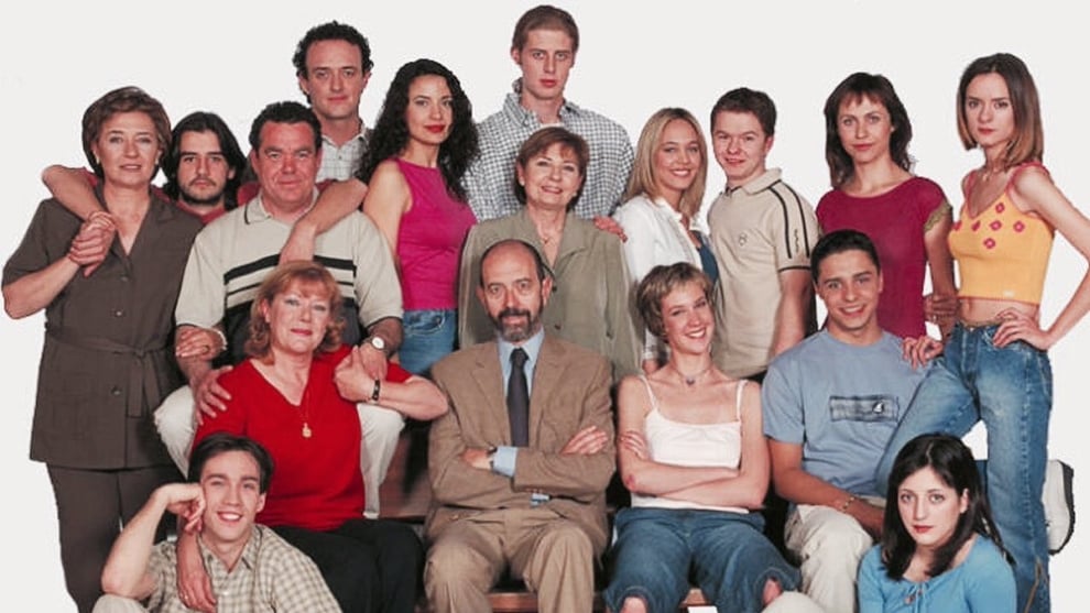 Miguel Rellán junto al elenco de 'Compañeros',