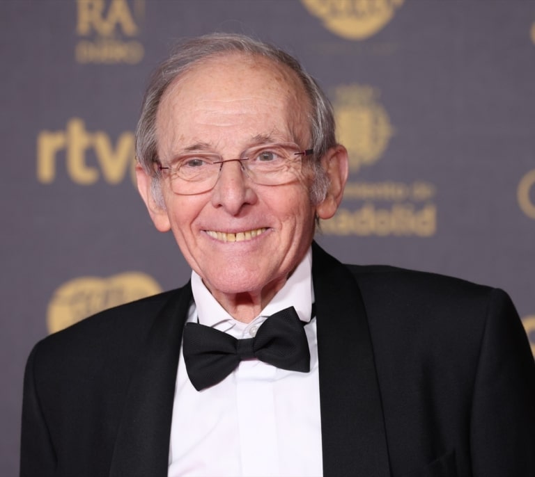 El actor Emilio Gutiérrez Caba tranquiliza a sus seguidores tras sufrir una caída