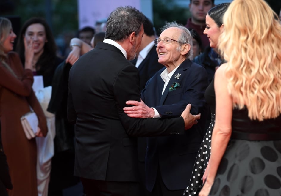 Antonio Banderas, Cayetana Guillén Cuervo y Emilio Gutiérrez Cava durante los Premios Talía, en mayo de 2025