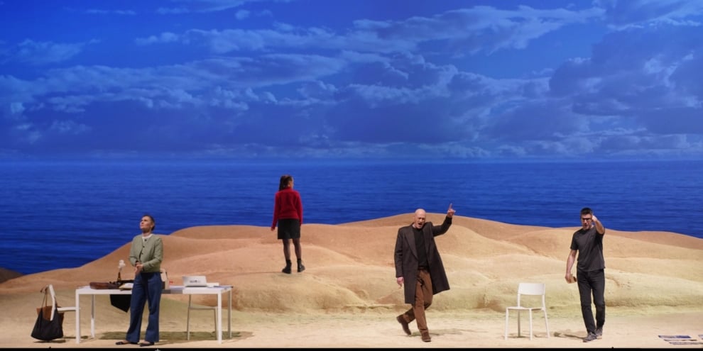 Escena de Enemigo del Pueblo en el escenario del Teatro Real