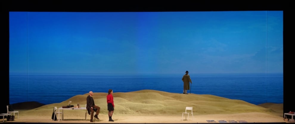 Escena de Enemigo del Pueblo en el escenario del Teatro Real