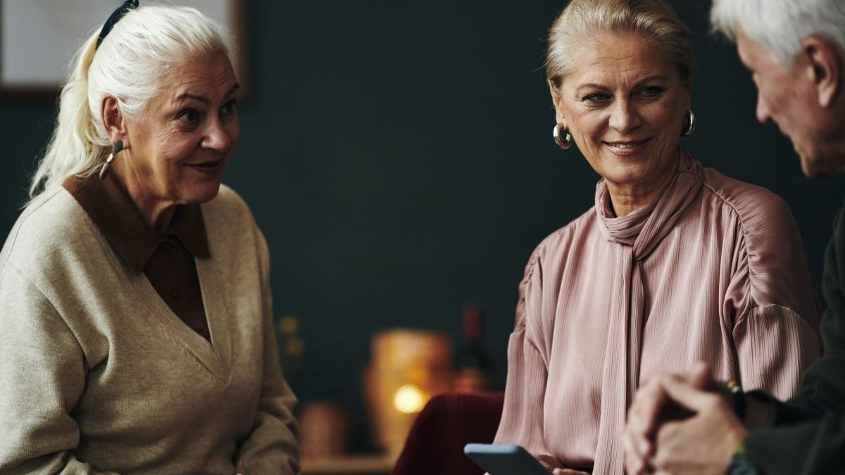 Dos personas mayores conversando