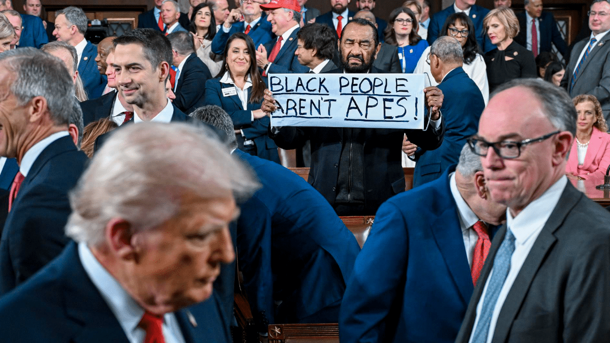 El congresista de Texas Al Green sostiene ante Trump una pancarta con el lema 'Los negros no son monos'.