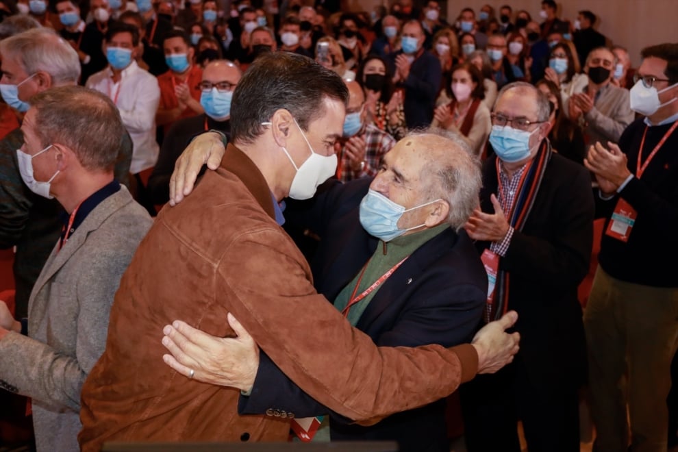 Pedro Sánchez y el expresidente de Castilla y León Demetrio Madrid en el Congreso del PSOE de Castilla y León en 2021.