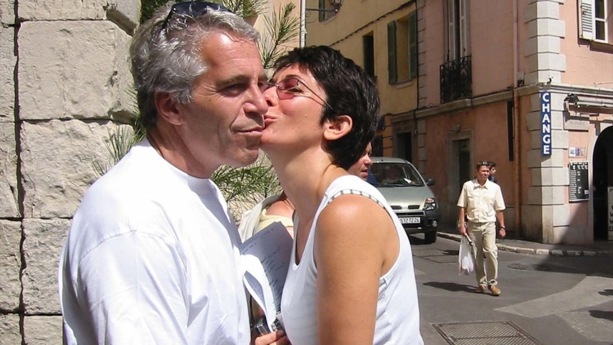 Ghislaine Maxwell junto a Jeffrey Epstein en una foto de archivo