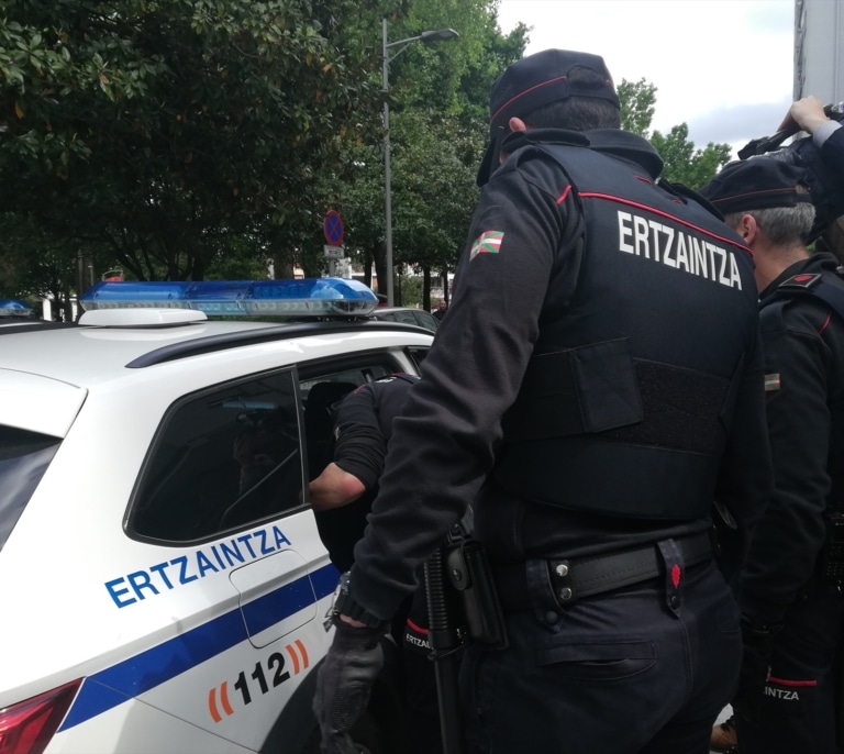 La justicia avala a un ertzaina divorciado y le permite ajustar sus turnos para cumplir con la custodia de sus hijos