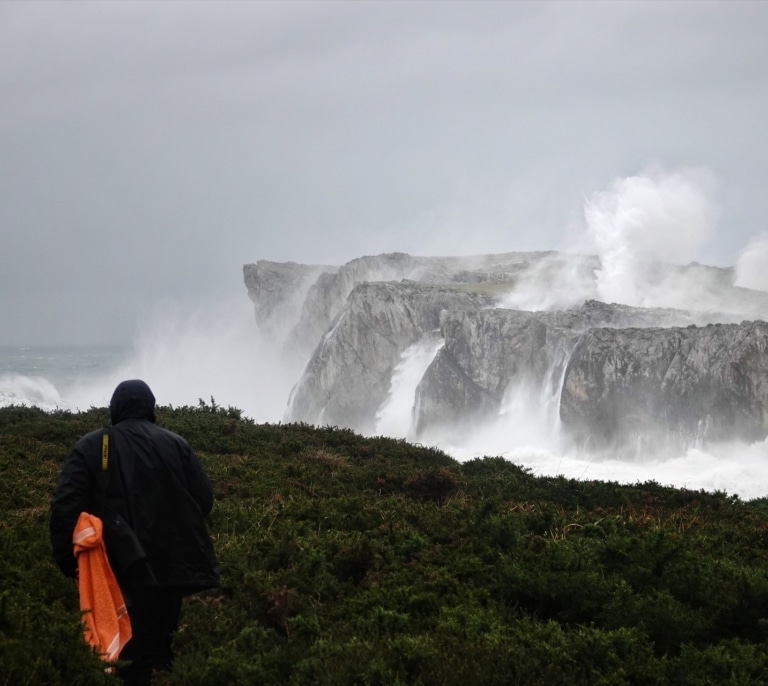 Trece comunidades en aviso por viento, olas, lluvia, deshielos y calima, sin alertas naranja ni roja