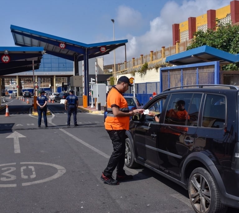 Las mafias venden "tickets de Telepizza" para regularizar inmigrantes