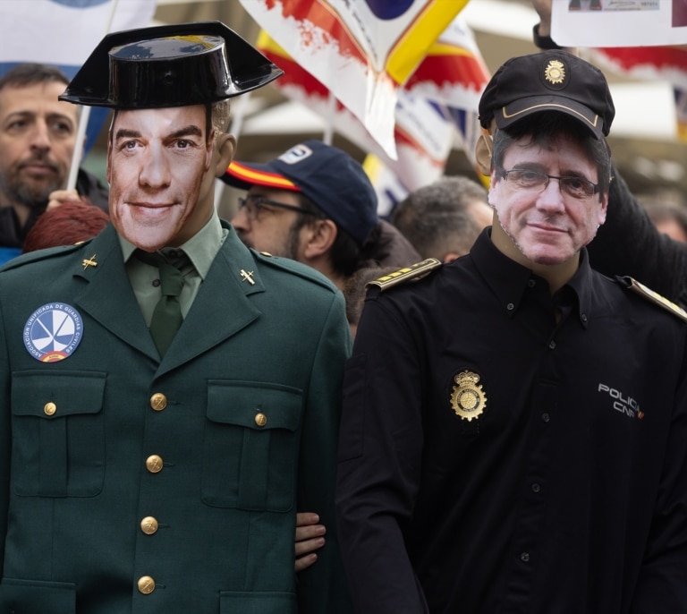 Policía, Guardia Civil y militares presionan a Marlaska tras el pacto salarial de los Mossos