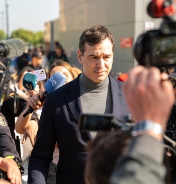 El hermano de Pedro Sánchez evita indicar su domicilio y acudirá en [...]