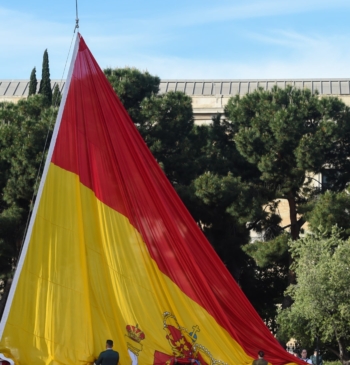 La bandera de España de Colón se rasga y cae al suelo [...]
