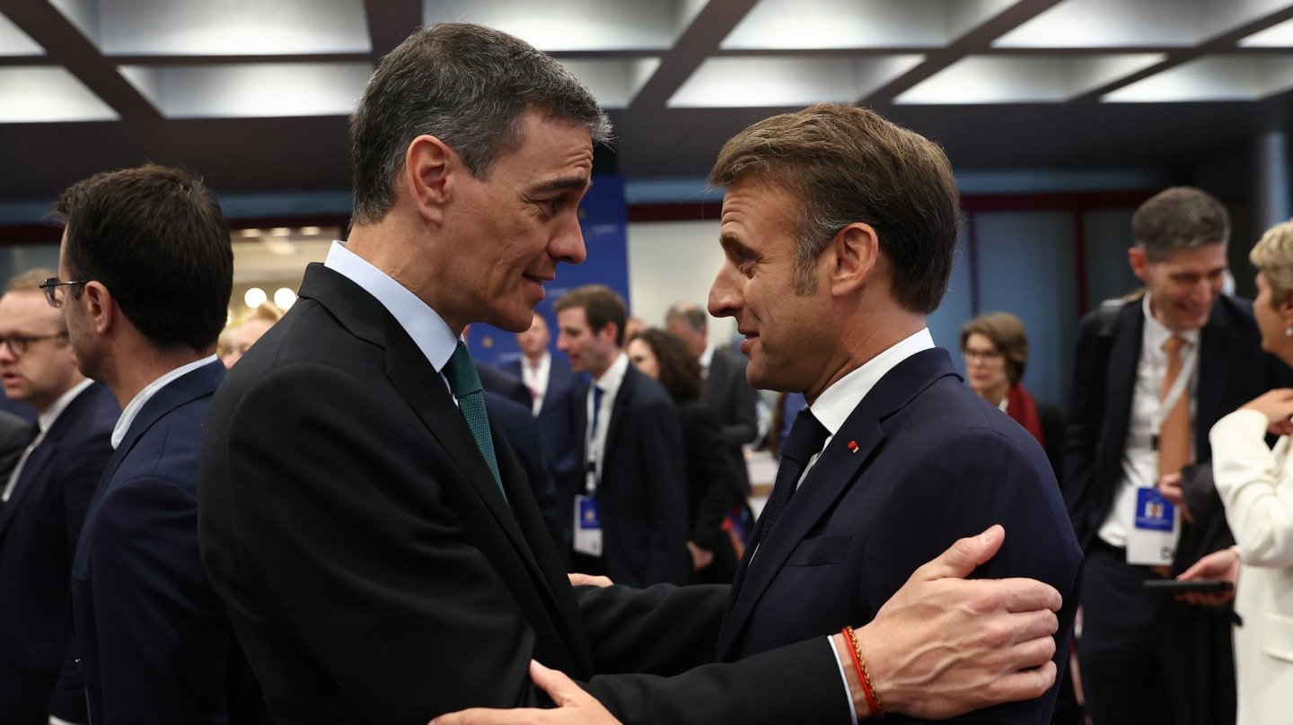 Pedro Sánchez y Emmanuel Macron se saludan en una cumbre de la Comunidad Política Europea