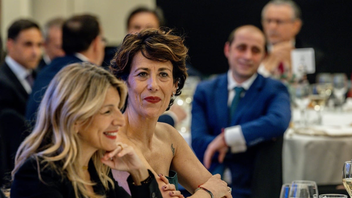 La vicepresidenta segunda del Gobierno y ministra de Trabajo y Economía Social, Yolanda Díaz (c) y la ministra de Inclusión, Seguridad Social y Migraciones de España, Elma Saiz.