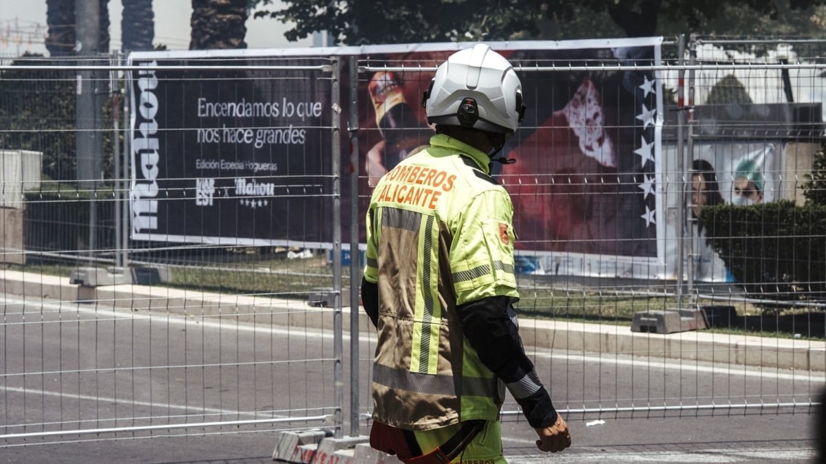 Dos muertos y 40 evacuados en el incendio de un edificio de cinco plantas en Xàbia (Alicante)