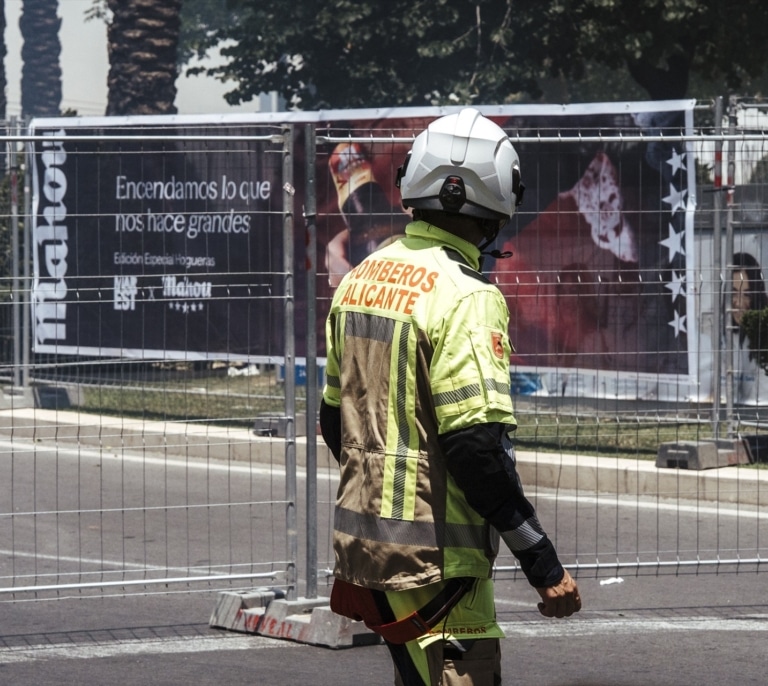 Dos muertos y 40 evacuados en el incendio de un edificio de cinco plantas en Xàbia (Alicante)