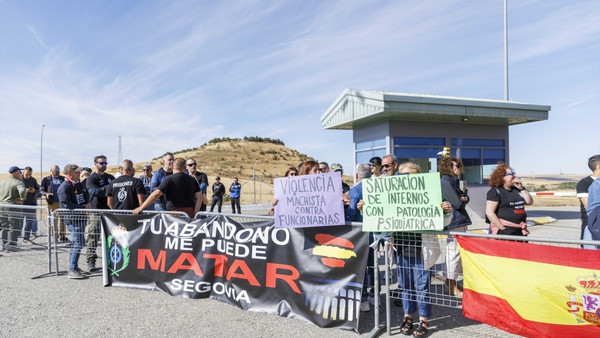 Funcionarios de prisiones se concentran para esperar al ministro de Interior