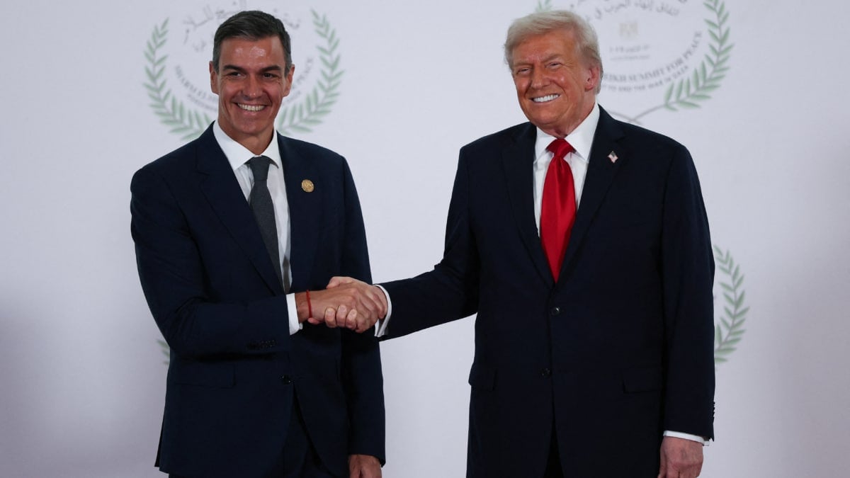 Pedro Sánchez (izda) y Donald Trump posan en Sharm el Sheij