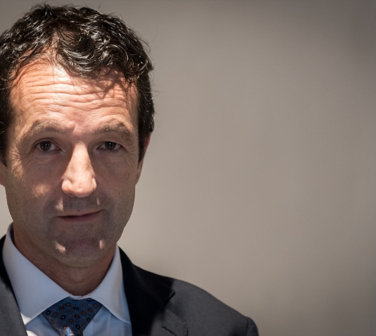 La operación de Indra y Escribano sigue adelante tras las presiones del Gobierno