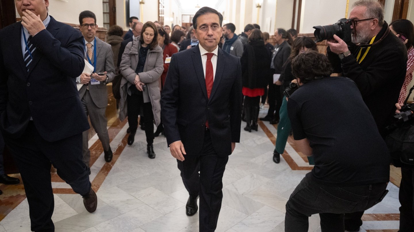 Listas negras, mordazas y llamadas a los medios para pedir cabezas: el régimen de terror de Albares contra la prensa