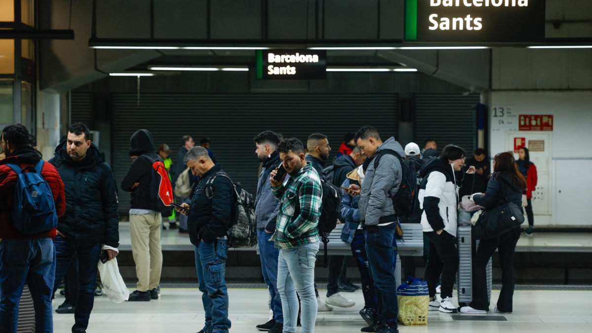Viajeros en la Estación de Sants.
