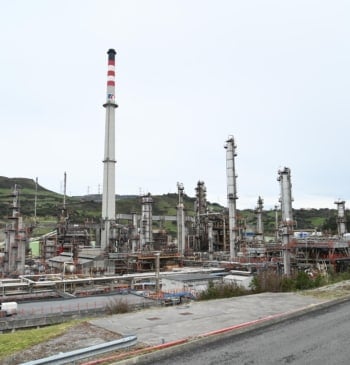 Gran humareda negra en la refinería de Petronor en Muskiz