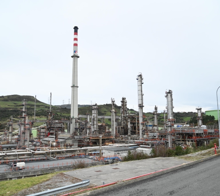 Gran humareda negra en la refinería de Petronor en Muskiz