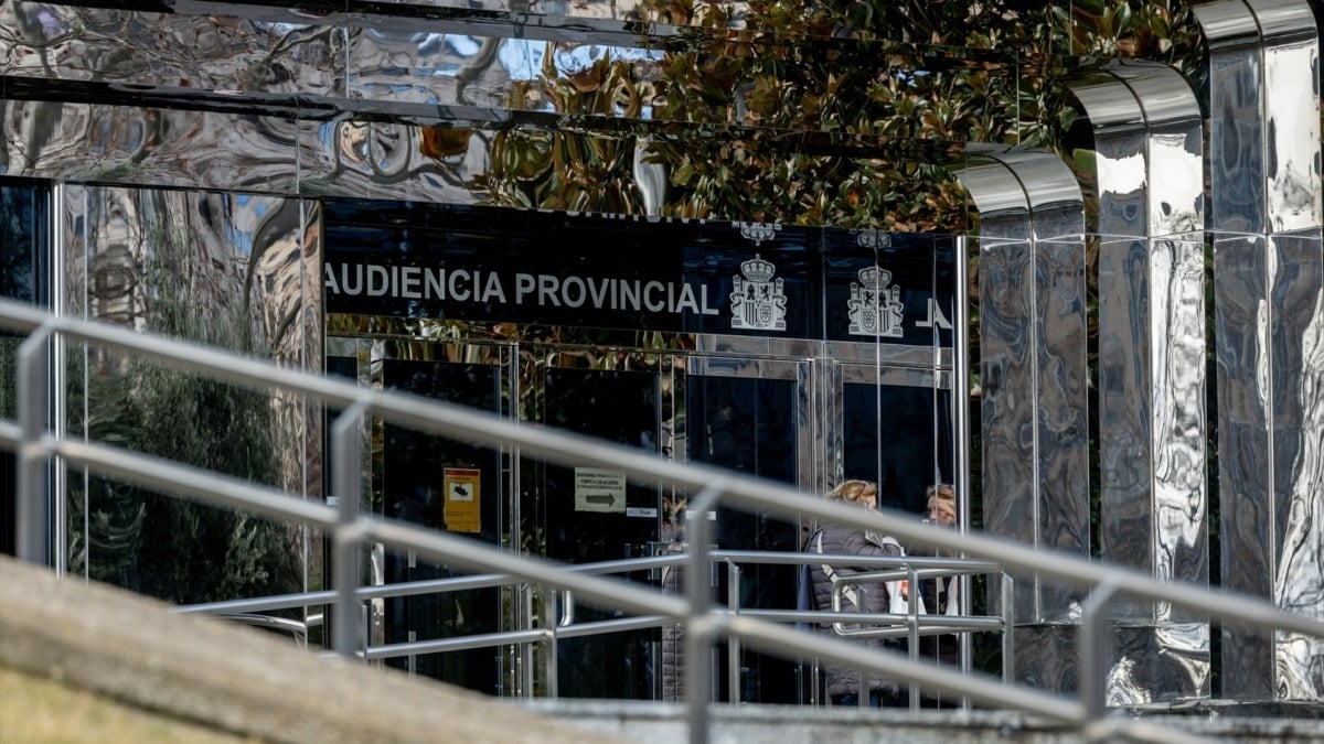 Arranca el juicio contra un hombre que intentó darle fuego a una oficina de la Seguridad Social en pleno centro de Madrid
