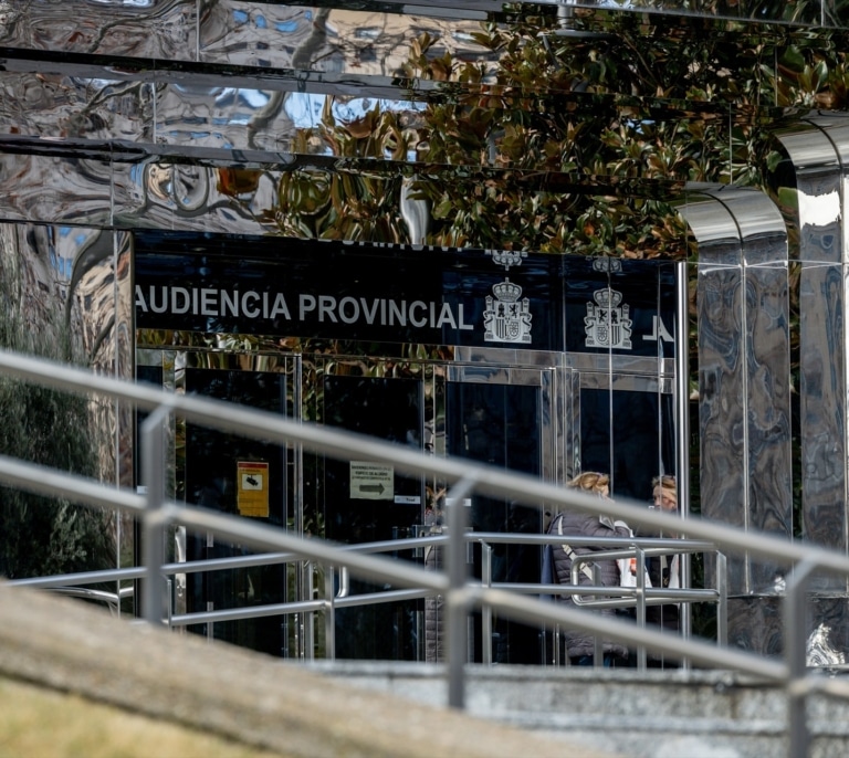 Arranca el juicio contra un hombre que intentó darle fuego a una oficina de la Seguridad Social en pleno centro de Madrid