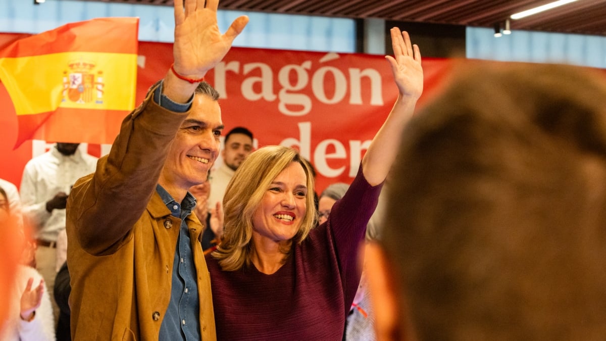 El secretario general del PSOE y presidente del Gobierno, Pedro Sánchez, junto a la líder autonómica y candidata socialista a la Presidencia de Aragón, Pilar Alegría, el pasado 1 de febrero de 2026 en Teruel.