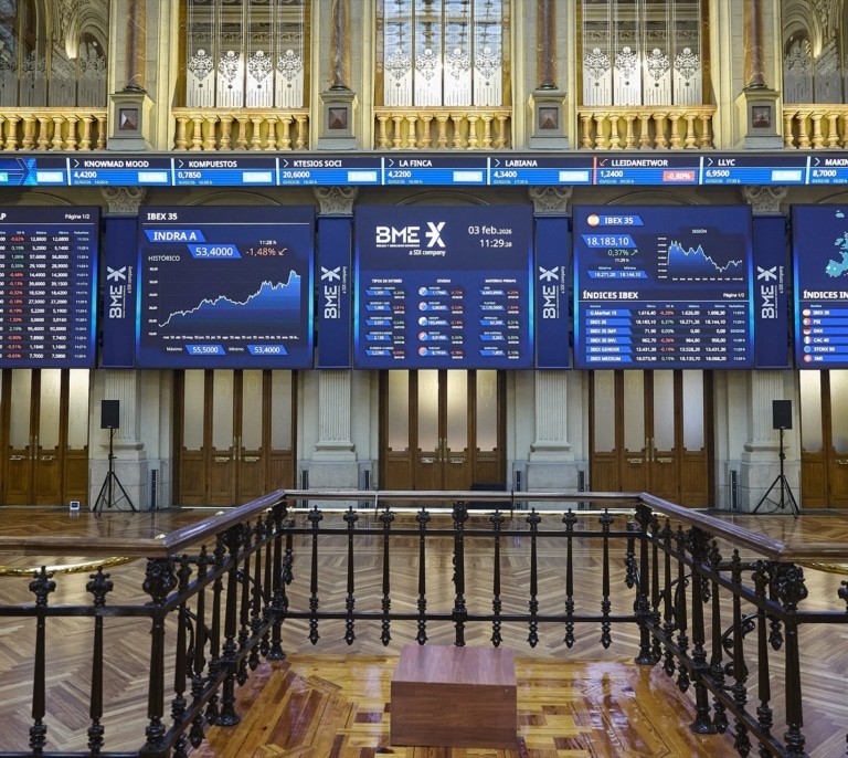El Ibex 35 cierra con un alza del 1,35% y un nuevo máximo histórico cerca de los 18.200 puntos