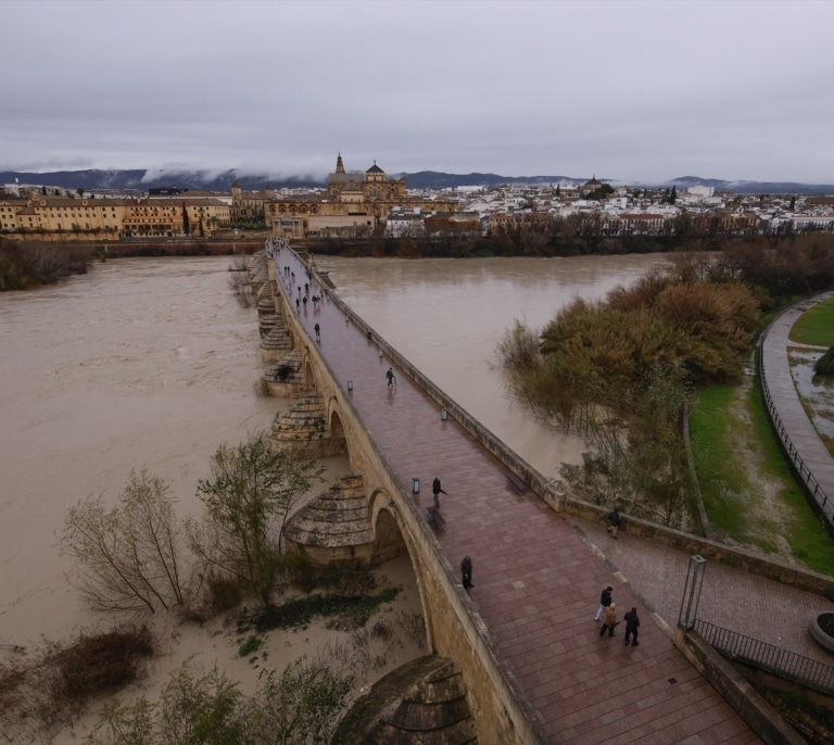 El Guadalquivir dobla el nivel de alerta en Córdoba y cerca de 400 familias son desalojadas por riesgo de inundaciones