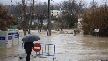 La Guardia Civil busca a una mujer arrastrada por el río Turvilla en Málaga durante el temporal Leonardo