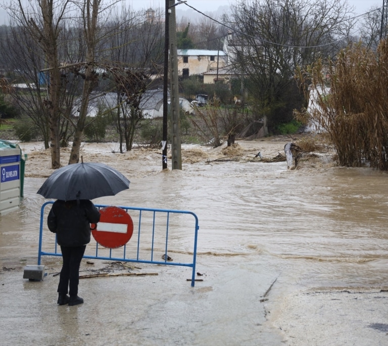 La Guardia Civil busca a una mujer arrastrada por el río Turvilla en Málaga durante el temporal Leonardo
