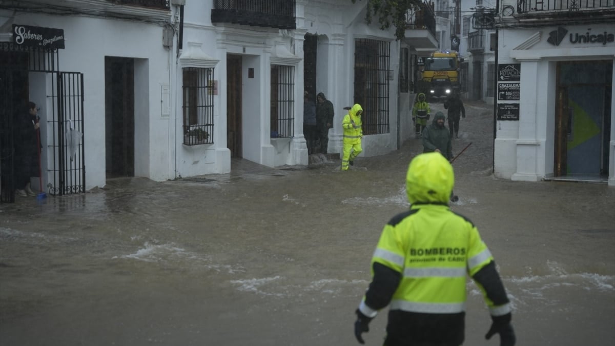 Desalojan el pueblo entero de Grazalema por el fuerte temporal