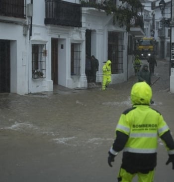 Juanma Moreno anuncia la evacuación total del pueblo de Grazalema por el [...]