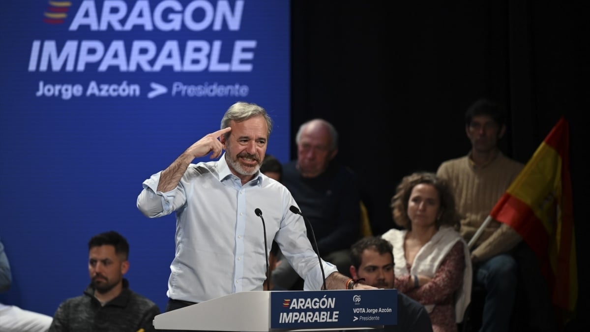 El candidato del PP a la Presidencia de Aragón, Jorge Azcón, en el cierre de su campaña electoral en Huesca, este viernes