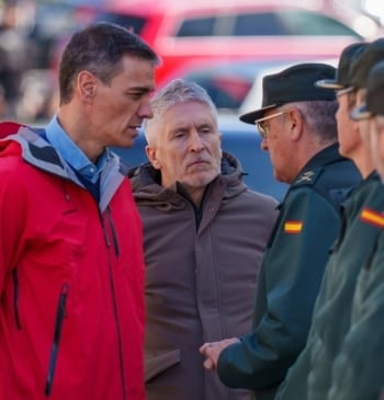Sánchez y Marlaska sobrevuelan en helicóptero la riada de Cádiz
