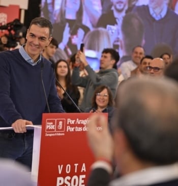 Sánchez critica a Feijóo y Ayuso por "apoyar al acosador" y no [...]