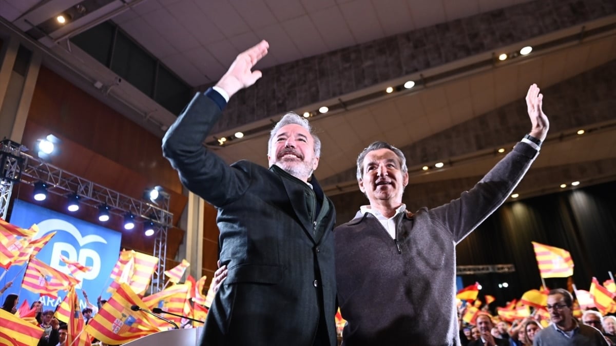 El presidente de Aragón, Jorge Azcón, en el cierre de campaña en Huesca, el viernes, junto al presidente del PP, Alberto Núñez Feijóo