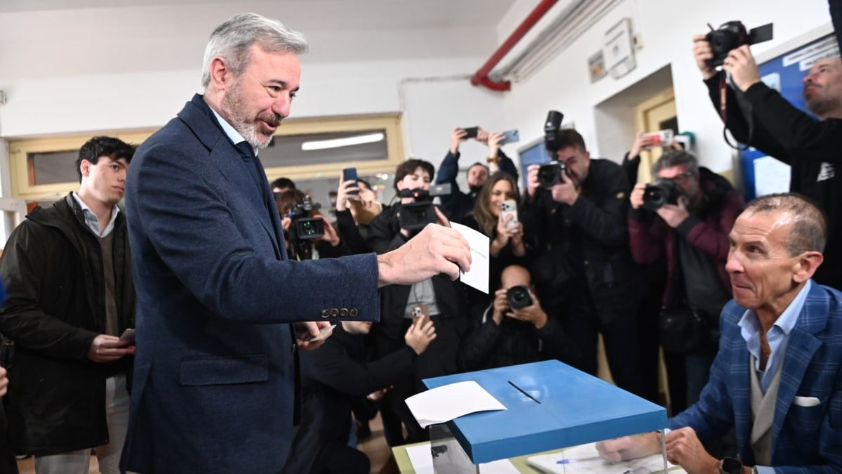 El candidato del PP a la Presidencia de Aragón, Jorge Azcón, ejerce su derecho a voto, en el IES Virgen del Pilar.